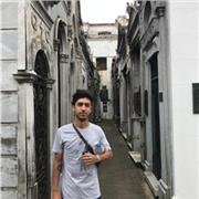 Profesor de historia y ciencias sociales da clases a niños y adolescentes de todas las edades